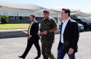 O governador Carlos Massa Ratinho Junior esteve nesta quinta-feira (16) na 5ª Divisão do Exército Brasileiro, em Curitiba. Ele foi recebido pelo comandante da 5ª Divisão, general Carlos José Russo Assumpção Penteado, e pelo comandante da 5ª Região Militar, general Claudio Senko Penkal. A unidade é responsável por Paraná e Santa Catarina.
