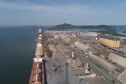 A pandemia de Covid-19 não interferiu no movimento dos de cargas que chegam ou são enviadas por mar. A Portos do Paraná esperam atracar, até o fim de abril, 115 navios. Dessas embarcações, 28 estão programadas ou já aguardam ao largo para carregar e descarregar produtos de todos os segmentos. As outras 87 foram anunciadas e devem chegar até dia 30. Foto: Portos do Paraná