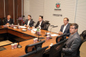 O governador Carlos Massa Ratinho Junior assinou um protocolo de intenções do Governo do Estado com a Companhia de Saneamento do Paraná (Sanepar), a Itaipu Binacional e o Parque Tecnológico Itaipu (PTI) para ampliar a qualidade ambiental nas bacias da região lindeira e a vida útil do Lago de Itaipu. O documento também estabelece o compartilhamento de dados e tecnologia para segurança de barragens e tratamento de efluentes e esgoto.Foto: Ari Dias/AEN