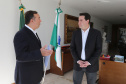 O Governador Carlos Massa Ratinho Junior sanciona nesta quinta-feira (23), o projeto de lei que suspende o corte dos serviços de energia elétrica, água e gás no estado do Paraná  para a população mais vulnerável enquanto vigorar as medidas de restrição de combate à pandemia de coronavírus, acompanhado dos deputados Fernando Francischini, Luiz Claudio Romanelli e Ademar Traiano.  Curitiba, 23/04/2020 - Foto: Geraldo Bubniak/AEN