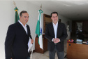 O Governador Carlos Massa Ratinho Junior sanciona nesta quinta-feira (23), o projeto de lei que suspende o corte dos serviços de energia elétrica, água e gás no estado do Paraná  para a população mais vulnerável enquanto vigorar as medidas de restrição de combate à pandemia de coronavírus, acompanhado dos deputados Fernando Francischini, Luiz Claudio Romanelli e Ademar Traiano.  Curitiba, 23/04/2020 - Foto: Geraldo Bubniak/AEN