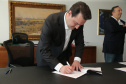 O Governador Carlos Massa Ratinho Junior sanciona nesta quinta-feira (23), o projeto de lei que suspende o corte dos serviços de energia elétrica, água e gás no estado do Paraná  para a população mais vulnerável enquanto vigorar as medidas de restrição de combate à pandemia de coronavírus, acompanhado dos deputados Fernando Francischini, Luiz Claudio Romanelli e Ademar Traiano.  Curitiba, 23/04/2020 - Foto: Geraldo Bubniak/AEN
