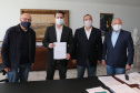 O Governador Carlos Massa Ratinho Junior sanciona nesta quinta-feira (23), o projeto de lei que suspende o corte dos serviços de energia elétrica, água e gás no estado do Paraná  para a população mais vulnerável enquanto vigorar as medidas de restrição de combate à pandemia de coronavírus, acompanhado dos deputados Fernando Francischini, Luiz Claudio Romanelli e Ademar Traiano.  Curitiba, 23/04/2020 - Foto: Geraldo Bubniak/AEN