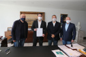 O Governador Carlos Massa Ratinho Junior sanciona nesta quinta-feira (23), o projeto de lei que suspende o corte dos serviços de energia elétrica, água e gás no estado do Paraná  para a população mais vulnerável enquanto vigorar as medidas de restrição de combate à pandemia de coronavírus, acompanhado dos deputados Fernando Francischini, Luiz Claudio Romanelli e Ademar Traiano.  Curitiba, 23/04/2020 - Foto: Geraldo Bubniak/AEN