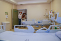 O governador Carlos Massa Ratinho Junior confirmou nesta sexta-feira (24) a contratação de 108 novos leitos para o Hospital Universitário de Maringá. O investimento é de R$ 15,3 milhões, sendo R$ 7,8 milhões para custeio para os próximos seis meses e R$ 7,5 milhões em equipamentos, mobília e insumos médicos.Foto: Gilson Abreu/AEN