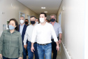 O governador Carlos Massa Ratinho Junior confirmou nesta sexta-feira (24) a contratação de 108 novos leitos para o Hospital Universitário de Maringá. O investimento é de R$ 15,3 milhões, sendo R$ 7,8 milhões para custeio para os próximos seis meses e R$ 7,5 milhões em equipamentos, mobília e insumos médicos.