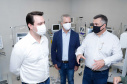 O governador Carlos Massa Ratinho Junior confirmou nesta sexta-feira (24) a contratação de 108 novos leitos para o Hospital Universitário de Maringá. O investimento é de R$ 15,3 milhões, sendo R$ 7,8 milhões para custeio para os próximos seis meses e R$ 7,5 milhões em equipamentos, mobília e insumos médicos.