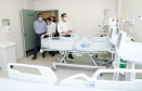 O governador Carlos Massa Ratinho Junior confirmou nesta sexta-feira (24) a contratação de 108 novos leitos para o Hospital Universitário de Maringá. O investimento é de R$ 15,3 milhões, sendo R$ 7,8 milhões para custeio para os próximos seis meses e R$ 7,5 milhões em equipamentos, mobília e insumos médicos.