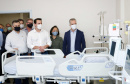 O governador Carlos Massa Ratinho Junior confirmou nesta sexta-feira (24) a contratação de 108 novos leitos para o Hospital Universitário de Maringá. O investimento é de R$ 15,3 milhões, sendo R$ 7,8 milhões para custeio para os próximos seis meses e R$ 7,5 milhões em equipamentos, mobília e insumos médicos.