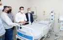 O governador Carlos Massa Ratinho Junior confirmou nesta sexta-feira (24) a contratação de 108 novos leitos para o Hospital Universitário de Maringá. O investimento é de R$ 15,3 milhões, sendo R$ 7,8 milhões para custeio para os próximos seis meses e R$ 7,5 milhões em equipamentos, mobília e insumos médicos.
