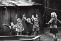 O Museu Oscar Niemeyer (MON) inaugura uma nova exposição virtual no Google Arts & Culture neste 1º de maio. “Antanas Sutkus: Um Olhar Livre” reúne imagens feitas pelo fotógrafo lituano, um dos mais expressivos em âmbito mundial. Agora são nove mostras do MON disponíveis na plataforma.