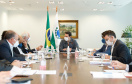 Ampliar os investimentos públicos com a execução de obras que geram empregos nos municípios e tornar a administração estadual ainda mais eficiente. Essas foram as principais orientações do governador Carlos Massa Ratinho Junior para retomar o fôlego da economia do Paraná após a pandemia da Covid-19. O assunto foi tratado nesta quinta-feira (7) em reunião com a equipe responsável pelo planejamento das ações de recuperação do Paraná.