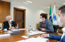 Ampliar os investimentos públicos com a execução de obras que geram empregos nos municípios e tornar a administração estadual ainda mais eficiente. Essas foram as principais orientações do governador Carlos Massa Ratinho Junior para retomar o fôlego da economia do Paraná após a pandemia da Covid-19. O assunto foi tratado nesta quinta-feira (7) em reunião com a equipe responsável pelo planejamento das ações de recuperação do Paraná.
