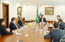 O governador Ratinho Junior recebeu também a visita de executivos da Motorola nesta quinta-feira (07). A empresa apresentou soluções tecnológicas de comunicação em nuvem. O presidente da companhia, Elton Borgonovo, disponibilizou gratuitamente equipamentos para serem testados por diferentes secretarias durante o período da pandemia de coronavírus.