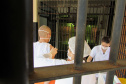 Além da suspensão de visitas, a desinfecção de ambientes compartilhados (como corredores, refeitórios, pátios e canteiros de trabalho dos detentos) está ocorrendo com maior periodicidade. A limpeza é feita diariamente com aspersão de água sanitária. Além disso, a vacinação contra a Influenza está em fase final na instituição.
Foto: DEPEN