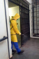 Além da suspensão de visitas, a desinfecção de ambientes compartilhados (como corredores, refeitórios, pátios e canteiros de trabalho dos detentos) está ocorrendo com maior periodicidade. A limpeza é feita diariamente com aspersão de água sanitária. Além disso, a vacinação contra a Influenza está em fase final na instituição.
Foto: DEPEN