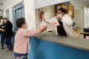 O Governo do Paraná entregou nesta sexta-feira (08) kits da merenda escolar para 231 mil alunos da Rede Estadual de Ensino cadastrados também no programa federal Bolsa Família