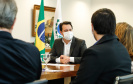 O governador Carlos Massa Ratinho Junior apresentou nesta segunda-feira (11) a ferramenta de atendimento psicológico gratuita disponibilizada pelo Governo do Estado e disse que ela é inovadora e essencial para ajudar as pessoas a enfrentarem medos e dificuldades durante a pandemia do novo coronavírus. 