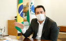 O governador Carlos Massa Ratinho Junior apresentou nesta segunda-feira (11) a ferramenta de atendimento psicológico gratuita disponibilizada pelo Governo do Estado e disse que ela é inovadora e essencial para ajudar as pessoas a enfrentarem medos e dificuldades durante a pandemia do novo coronavírus. 