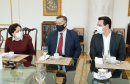 Na data em que se comemora o Dia Internacional da Enfermagem, o governador Carlos Massa Ratinho Junior reiterou o papel fundamental desses profissionais que atuam na linha de frente da saúde e que agora se destacam no enfrentamento da Covid-19. Ele se reuniu nesta terça-feira (12), no Palácio Iguaçu, com representantes da classe, para homenagear os enfermeiros, técnicos e auxiliares de enfermagem que trabalham nos serviços de saúde Paraná.  