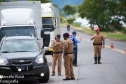 Servidores da saúde, da segurança pública (estadual e federal), bolsistas e os técnicos da Adapar estruturaram e operam desde março barreiras físicas nas divisas com São Paulo e Santa Catarina para medição de temperatura, monitoramento e orientação de quem vai circular pelo Paraná. Os profissionais também utilizam o aplicativo COVID19 Paraná para auxiliar no monitoramento. Foto: Adapar