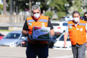 Entrega de cesta básica no drive-thru montado em Curitiba (Palácio Iguaçu). O projeto CESTA SOLIDÁRIA PARANÁ tem como objetivo principal mobilizar os funcionários do Estado do Paraná a participarem voluntariamente de uma ação de doação de cestas básicas. Curitiba - 18/05/2020 - Foto: Geraldo Bubniak/AEN