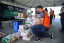 Entrega de cesta básica no drive-thru montado em Curitiba (Palácio Iguaçu). O projeto CESTA SOLIDÁRIA PARANÁ tem como objetivo principal mobilizar os funcionários do Estado do Paraná a participarem voluntariamente de uma ação de doação de cestas básicas. Curitiba - 18/05/2020 - Foto: Geraldo Bubniak/AEN