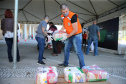 Entrega de cesta básica no drive-thru montado em Curitiba (Palácio Iguaçu). O projeto CESTA SOLIDÁRIA PARANÁ tem como objetivo principal mobilizar os funcionários do Estado do Paraná a participarem voluntariamente de uma ação de doação de cestas básicas. Curitiba - 18/05/2020 - Foto: Geraldo Bubniak/AEN