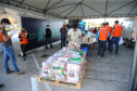 Entrega de cesta básica no drive-thru montado em Curitiba (Palácio Iguaçu). O projeto CESTA SOLIDÁRIA PARANÁ tem como objetivo principal mobilizar os funcionários do Estado do Paraná a participarem voluntariamente de uma ação de doação de cestas básicas. Curitiba - 18/05/2020 - Foto: Geraldo Bubniak/AEN