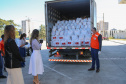 Entrega de cesta básica no drive-thru montado em Curitiba (Palácio Iguaçu). O projeto CESTA SOLIDÁRIA PARANÁ tem como objetivo principal mobilizar os funcionários do Estado do Paraná a participarem voluntariamente de uma ação de doação de cestas básicas. Curitiba - 18/05/2020 - Foto: Geraldo Bubniak/AEN