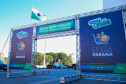 Entrega de cesta básica no drive-thru montado em Curitiba (Palácio Iguaçu). O projeto CESTA SOLIDÁRIA PARANÁ tem como objetivo principal mobilizar os funcionários do Estado do Paraná a participarem voluntariamente de uma ação de doação de cestas básicas. Curitiba - 18/05/2020 - Foto: Geraldo Bubniak/AEN