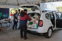 Entrega de cesta básica no drive-thru montado em Curitiba (Palácio Iguaçu). O projeto CESTA SOLIDÁRIA PARANÁ tem como objetivo principal mobilizar os funcionários do Estado do Paraná a participarem voluntariamente de uma ação de doação de cestas básicas. Curitiba - 18/05/2020 - Foto: Geraldo Bubniak/AEN