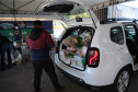 Entrega de cesta básica no drive-thru montado em Curitiba (Palácio Iguaçu). O projeto CESTA SOLIDÁRIA PARANÁ tem como objetivo principal mobilizar os funcionários do Estado do Paraná a participarem voluntariamente de uma ação de doação de cestas básicas. Curitiba - 18/05/2020 - Foto: Geraldo Bubniak/AEN