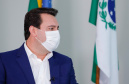 O Paraná iniciou nesta semana a estratégia para a testagem em massa da população para a Covid-19. A informação foi confirmada nesta segunda-feira (18) pelo governador Carlos Massa Ratinho Junior, em entrevista aos telejornais Meio-Dia Paraná e Ric Notícias. A ideia é chegar aos 5 mil testes semanais até o final desta semana e ampliar gradativamente o processamento dos exames.