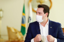 O Paraná iniciou nesta semana a testagem em massa da população como estratégia de combate à Covid-19. A medida foi confirmada pelo governador Carlos Massa Ratinho Junior em entrevista aos telejornais Meio-Dia Paraná, da RPC, e Balanço Geral, da RIC, nesta segunda-feira (18). A ideia é chegar aos 5 mil testes até o fim desta semana e ampliar gradativamente o processamento dos exames.
