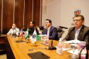 O governador Carlos Massa Ratinho Junior e o embaixador dos Estados Unidos no Brasil, Todd Chapman, discutiram nesta quinta-feira (21) a possibilidade de ampliar investimentos de empresas norte-americanas no Paraná após a pandemia, além de projetos bilaterais de segurança pública, turismo e desenvolvimento educacional. Foi o primeiro encontro virtual do diplomata com um governador brasileiro desde que ele assumiu o posto no País, em 29 de março.