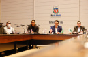 O governador Carlos Massa Ratinho Junior e o embaixador dos Estados Unidos no Brasil, Todd Chapman, discutiram nesta quinta-feira (21) a possibilidade de ampliar investimentos de empresas norte-americanas no Paraná após a pandemia, além de projetos bilaterais de segurança pública, turismo e desenvolvimento educacional. Foi o primeiro encontro virtual do diplomata com um governador brasileiro desde que ele assumiu o posto no País, em 29 de março.