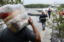 O Governo do Paraná entregou 10,5 toneladas de alimentos para pescadores, ribeirinhos e caiçaras que vivem em nove comunidades do litoral do Estado. Foram 528 cestas distribuídas, em uma ação que reuniu Portos do Paraná, Conselho dos Povos de Comunidades Tradicionais do Paraná, Superintendência Geral de Diálogo e Interação Social (Sudis), Defesa Civil de Paranaguá, Polícia Militar Ambiental e Corpo de Bombeiros.