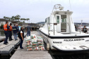 O Governo do Paraná entregou 10,5 toneladas de alimentos para pescadores, ribeirinhos e caiçaras que vivem em nove comunidades do litoral do Estado. Foram 528 cestas distribuídas, em uma ação que reuniu Portos do Paraná, Conselho dos Povos de Comunidades Tradicionais do Paraná, Superintendência Geral de Diálogo e Interação Social (Sudis), Defesa Civil de Paranaguá, Polícia Militar Ambiental e Corpo de Bombeiros.