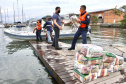 O Governo do Paraná entregou 10,5 toneladas de alimentos para pescadores, ribeirinhos e caiçaras que vivem em nove comunidades do litoral do Estado. Foram 528 cestas distribuídas, em uma ação que reuniu Portos do Paraná, Conselho dos Povos de Comunidades Tradicionais do Paraná, Superintendência Geral de Diálogo e Interação Social (Sudis), Defesa Civil de Paranaguá, Polícia Militar Ambiental e Corpo de Bombeiros.
