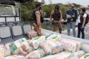 O Governo do Paraná entregou 10,5 toneladas de alimentos para pescadores, ribeirinhos e caiçaras que vivem em nove comunidades do litoral do Estado. Foram 528 cestas distribuídas, em uma ação que reuniu Portos do Paraná, Conselho dos Povos de Comunidades Tradicionais do Paraná, Superintendência Geral de Diálogo e Interação Social (Sudis), Defesa Civil de Paranaguá, Polícia Militar Ambiental e Corpo de Bombeiros.