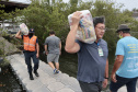 O Governo do Paraná entregou 10,5 toneladas de alimentos para pescadores, ribeirinhos e caiçaras que vivem em nove comunidades do litoral do Estado. Foram 528 cestas distribuídas, em uma ação que reuniu Portos do Paraná, Conselho dos Povos de Comunidades Tradicionais do Paraná, Superintendência Geral de Diálogo e Interação Social (Sudis), Defesa Civil de Paranaguá, Polícia Militar Ambiental e Corpo de Bombeiros.