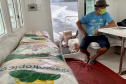 O Governo do Paraná entregou 10,5 toneladas de alimentos para pescadores, ribeirinhos e caiçaras que vivem em nove comunidades do litoral do Estado. Foram 528 cestas distribuídas, em uma ação que reuniu Portos do Paraná, Conselho dos Povos de Comunidades Tradicionais do Paraná, Superintendência Geral de Diálogo e Interação Social (Sudis), Defesa Civil de Paranaguá, Polícia Militar Ambiental e Corpo de Bombeiros.
