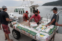 O Governo do Paraná entregou 10,5 toneladas de alimentos para pescadores, ribeirinhos e caiçaras que vivem em nove comunidades do litoral do Estado. Foram 528 cestas distribuídas, em uma ação que reuniu Portos do Paraná, Conselho dos Povos de Comunidades Tradicionais do Paraná, Superintendência Geral de Diálogo e Interação Social (Sudis), Defesa Civil de Paranaguá, Polícia Militar Ambiental e Corpo de Bombeiros.