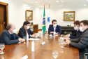 O Governo do Estado formalizou convênio com a prefeitura de Cascavel para reurbanização de um trecho de 1,8 quilômetro da Avenida Brasil, principal via de acesso à cidade, entre a Rua Corbélia e o Trevo Cataratas. O anúncio foi feito nesta terça-feira (26) pelo governador Carlos Massa Ratinho Junior durante reunião no Palácio Iguaçu com o prefeito do município, Leonaldo Paranhos.