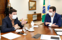 O Governo do Estado formalizou convênio com a prefeitura de Cascavel para reurbanização de um trecho de 1,8 quilômetro da Avenida Brasil, principal via de acesso à cidade, entre a Rua Corbélia e o Trevo Cataratas. O anúncio foi feito nesta terça-feira (26) pelo governador Carlos Massa Ratinho Junior durante reunião no Palácio Iguaçu com o prefeito do município, Leonaldo Paranhos.