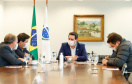 O Governo do Estado formalizou convênio com a prefeitura de Cascavel para reurbanização de um trecho de 1,8 quilômetro da Avenida Brasil, principal via de acesso à cidade, entre a Rua Corbélia e o Trevo Cataratas. O anúncio foi feito nesta terça-feira (26) pelo governador Carlos Massa Ratinho Junior durante reunião no Palácio Iguaçu com o prefeito do município, Leonaldo Paranhos.