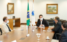 O governador Carlos Massa Ratinho Junior e o presidente da Adimax Indústria e Comércio de Alimentos, Adir Comunello, anunciaram nesta quarta-feira (27), em evento no Palácio Iguaçu, um novo investimento no Paraná. A indústria de fabricação e distribuição de alimentos para cães e gatos vai investir R$ 14,6 milhões na abertura de uma planta em Mandirituba, na Região Metropolitana de Curitiba. 