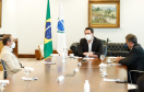 O governador Carlos Massa Ratinho Junior e o presidente da Adimax Indústria e Comércio de Alimentos, Adir Comunello, anunciaram nesta quarta-feira (27), em evento no Palácio Iguaçu, um novo investimento no Paraná. A indústria de fabricação e distribuição de alimentos para cães e gatos vai investir R$ 14,6 milhões na abertura de uma planta em Mandirituba, na Região Metropolitana de Curitiba. 
