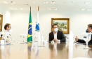 O governador Carlos Massa Ratinho Junior e o presidente da Adimax Indústria e Comércio de Alimentos, Adir Comunello, anunciaram nesta quarta-feira (27), em evento no Palácio Iguaçu, um novo investimento no Paraná. A indústria de fabricação e distribuição de alimentos para cães e gatos vai investir R$ 14,6 milhões na abertura de uma planta em Mandirituba, na Região Metropolitana de Curitiba. 